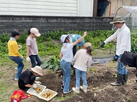 地域の子どもたちと行った今年の春のジャガイモの収穫。右端が髙瀬副住職（写真は一部加工しています）