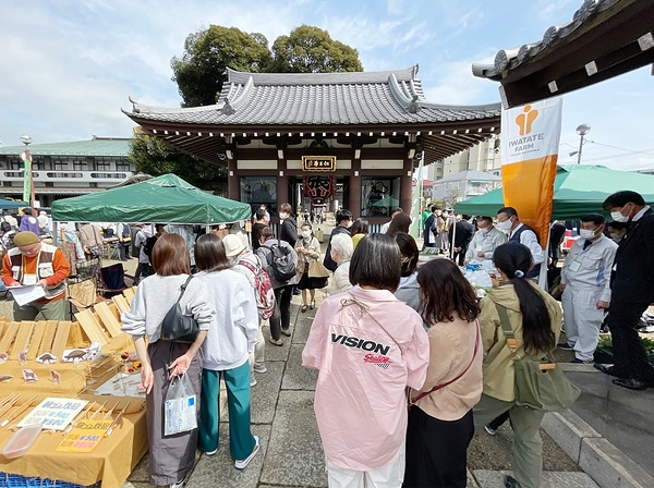 地域住民の世代間交流の場となっている門前市